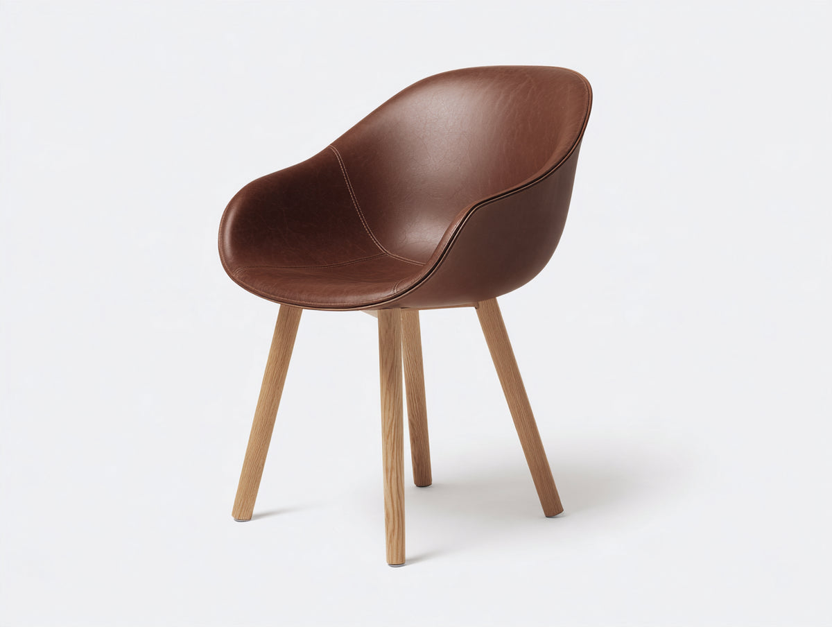 Silla de comedor tapizada en piel sintética con patas de madera 60 x 58 x 82 cm - marrón coñac y roble natural - diseño moderno envolvente